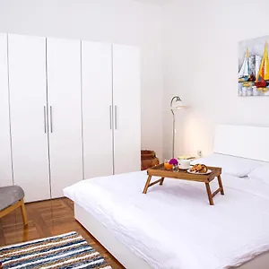Dinos Place Apartament